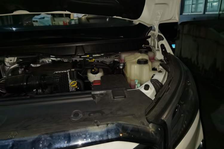 Used SAIC MAXUS V100 RV 2023 2.0T Life Home V100 Dual-Expansion Mountain Retreat Edition Engine Bay Left