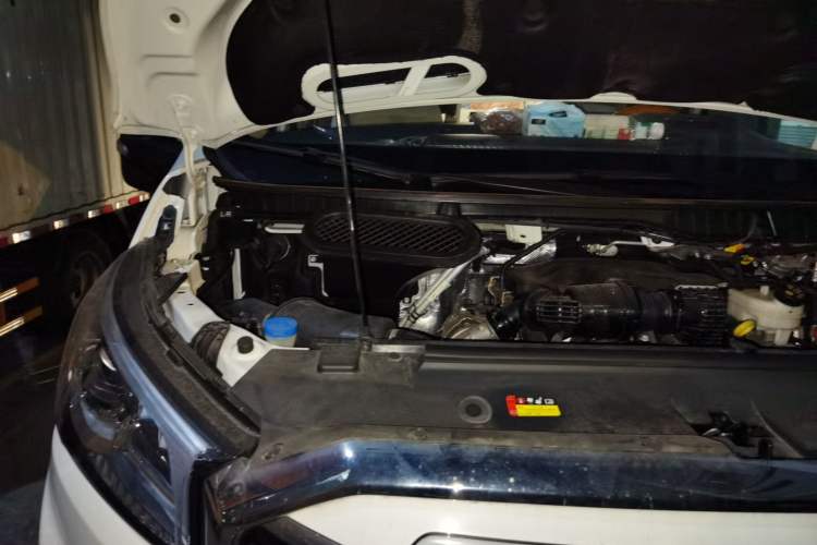 Used SAIC MAXUS V100 RV 2023 2.0T Life Home V100 Dual-Expansion Mountain Retreat Edition Engine Bay Right
