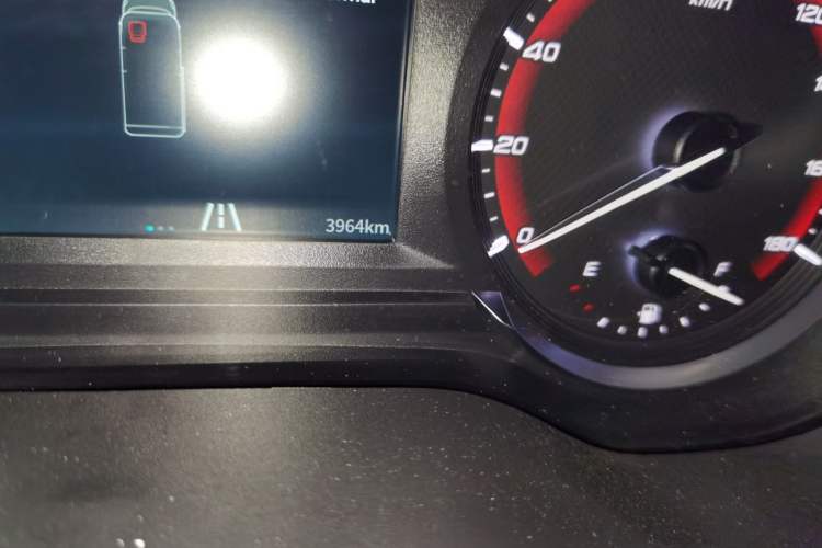 Used SAIC MAXUS V100 RV 2023 2.0T Life Home V100 Dual-Expansion Mountain Retreat Edition Odometer Close Up