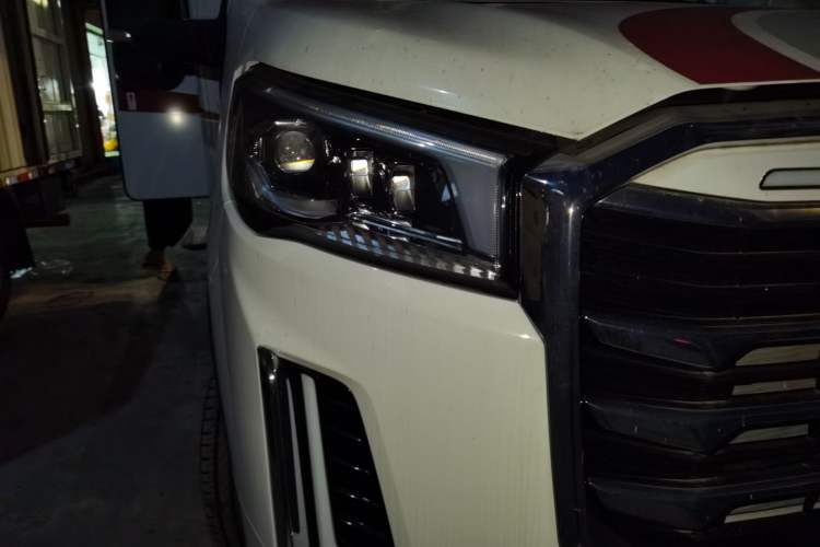 Used SAIC MAXUS V100 RV 2023 2.0T Life Home V100 Dual-Expansion Mountain Retreat Edition Right Front Headlight