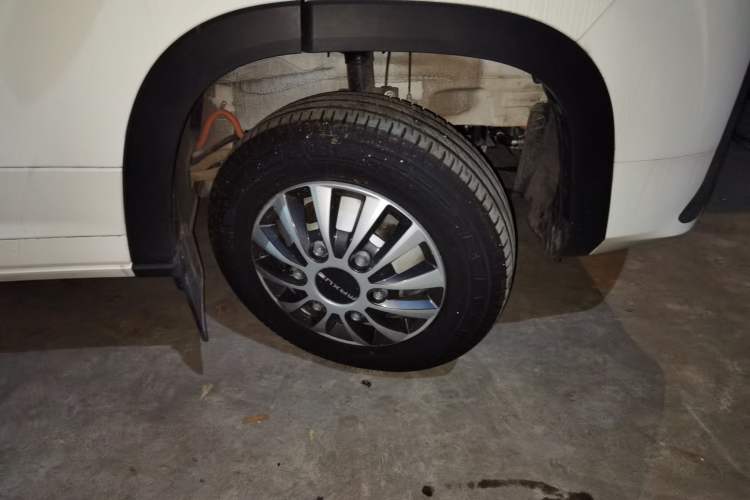 Used SAIC MAXUS V100 RV 2023 2.0T Life Home V100 Dual-Expansion Mountain Retreat Edition Right Front Wheel Hub