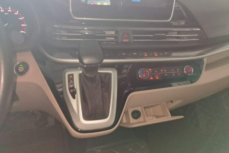 Used SAIC MAXUS V100 RV 2022 2.0T Traveler V100 Mountain Retreat Edition with Longitudinal Bed Gear Lever