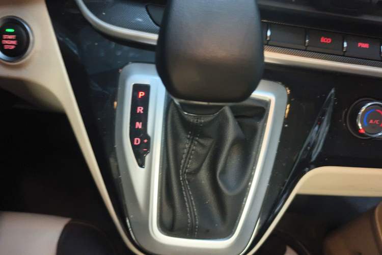 Used SAIC MAXUS V100 RV 2022 2.0T Traveler V100 Mountain Retreat Edition with Longitudinal Bed Gear Lever
