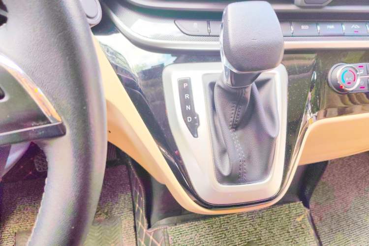 Used SAIC MAXUS V100 RV 2022 2.0T Traveler V100 Mountain Retreat Edition with Longitudinal Bed Gear Lever