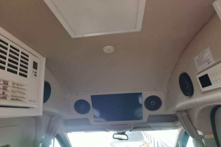 Used SAIC MAXUS V100 RV 2022 2.0T Traveler V100 Mountain Retreat Edition with Longitudinal Bed Headliner