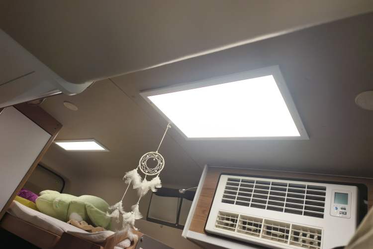 Used SAIC MAXUS V100 RV 2022 2.0T Traveler V100 Mountain Retreat Edition with Longitudinal Bed Headliner