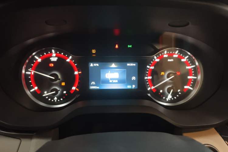 Used SAIC MAXUS V100 RV 2022 2.0T Traveler V100 Mountain Retreat Edition with Longitudinal Bed Instrument Cluster