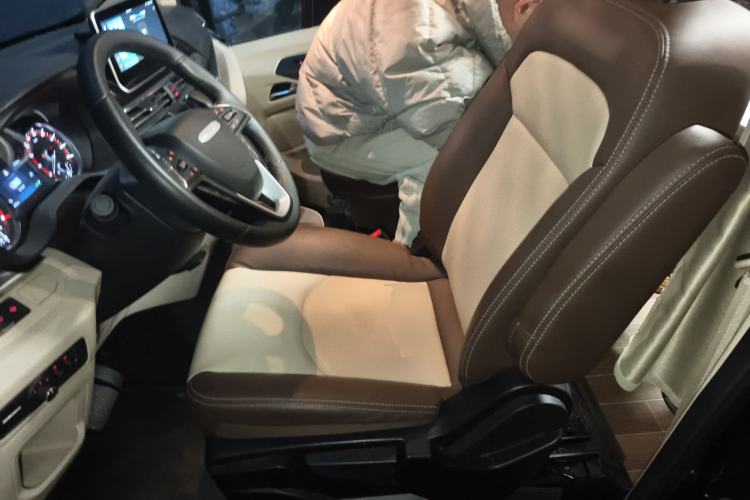 Used SAIC MAXUS V100 RV 2022 2.0T Traveler V100 Mountain Retreat Edition with Longitudinal Bed Left Front Seat
