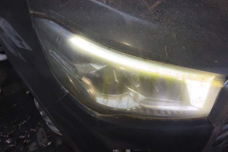 Used SAIC MAXUS V100 RV 2022 2.0T Traveler V100 Mountain Retreat Edition with Longitudinal Bed Right Front Headlight