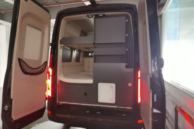 Used SAIC MAXUS V100 RV 2022 2.0T Traveler V100 Mountain Retreat Edition with Longitudinal Bed Trunk
