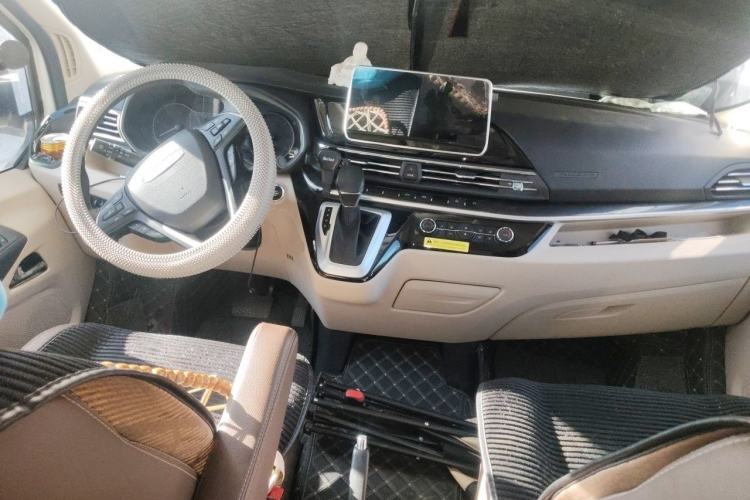 Used SAIC MAXUS V100 RV 2022 2.0T LifeStyle V100 Shuǐlú Edition Long Bed Center Console