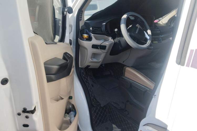 Used SAIC MAXUS V100 RV 2022 2.0T LifeStyle V100 Shuǐlú Edition Long Bed Driver Seat