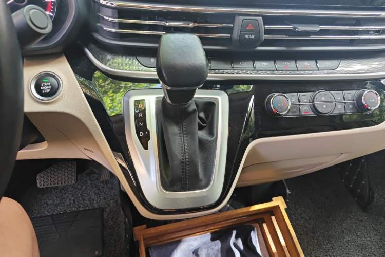 Used SAIC MAXUS V100 RV 2022 2.0T Traveler V100 Mountain Retreat Edition with Horizontal Bed Gear Lever