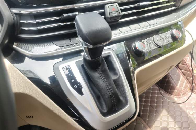 Used SAIC MAXUS V100 RV 2022 2.0T Traveler V100 Mountain Retreat Edition with Horizontal Bed Gear Lever