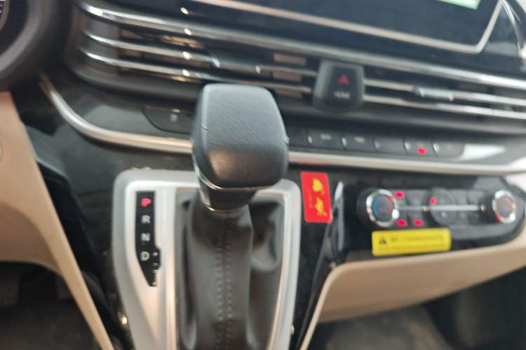 Used SAIC MAXUS V100 RV 2022 2.0T Life Home V100 Mountain Retreat Long Bed Gear Lever
