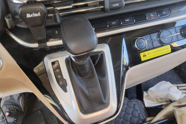 Used SAIC MAXUS V100 RV 2022 2.0T LifeStyle V100 Shuǐlú Edition Long Bed Gear Lever