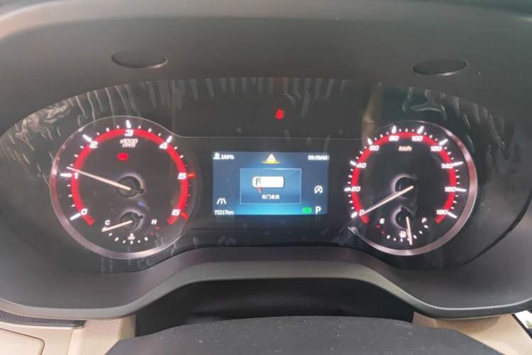 Used SAIC MAXUS V100 RV 2022 2.0T Traveler V100 Mountain Retreat Edition with Horizontal Bed Instrument Cluster