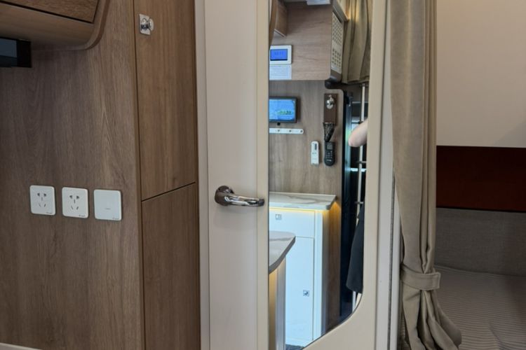 Used SAIC MAXUS V100 RV 2022 2.0T Life Home V100 Mountain Retreat Long Bed Interior 13