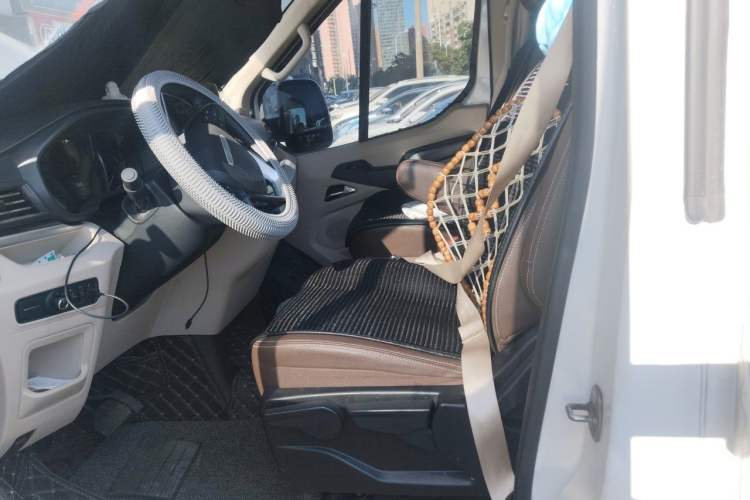 Used SAIC MAXUS V100 RV 2022 2.0T LifeStyle V100 Shuǐlú Edition Long Bed Left Front Seat