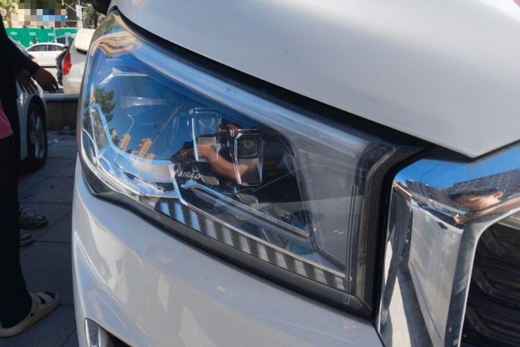 Used SAIC MAXUS V100 RV 2022 2.0T LifeStyle V100 Shuǐlú Edition Long Bed Right Front Headlight