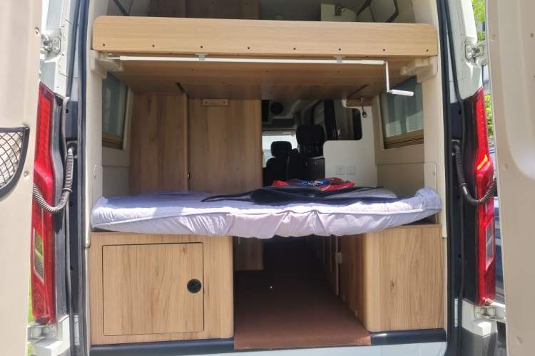 Used SAIC MAXUS V100 RV 2022 2.0T Traveler V100 Mountain Retreat Edition with Horizontal Bed Trunk