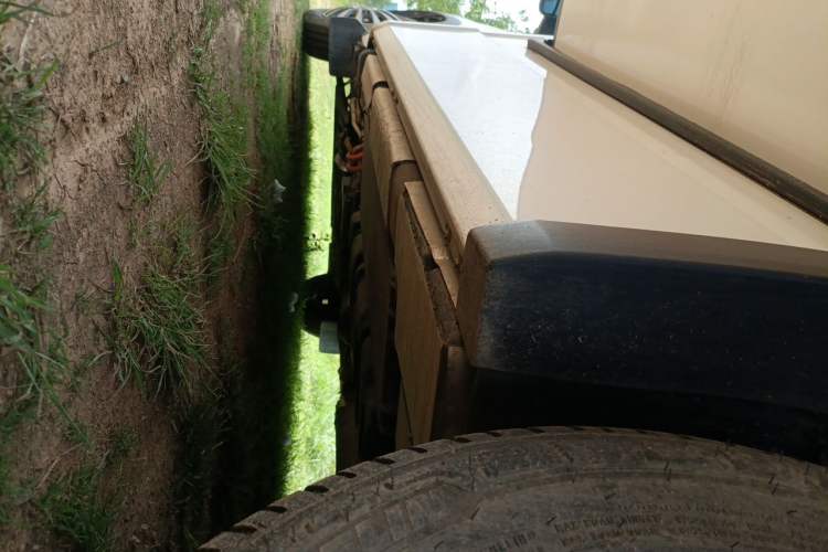 Used SAIC MAXUS V100 RV 2023 2.0T Life Home V100 Dual-Expansion Mountain Retreat Edition Chassis Rear Left
