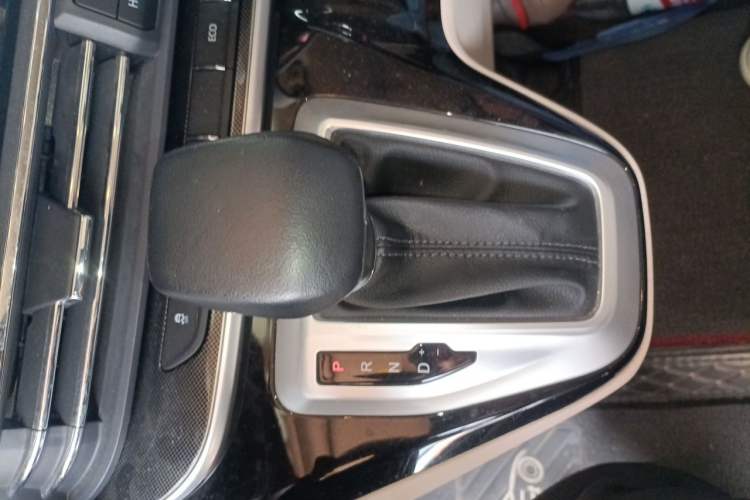 Used SAIC MAXUS V100 RV 2023 2.0T Life Home V100 Dual-Expansion Mountain Retreat Edition Gear Lever