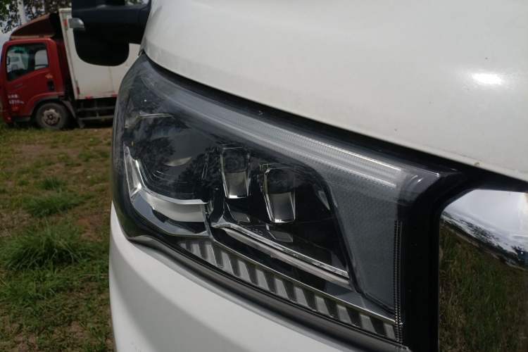 Used SAIC MAXUS V100 RV 2023 2.0T Life Home V100 Dual-Expansion Mountain Retreat Edition Right Front Headlight