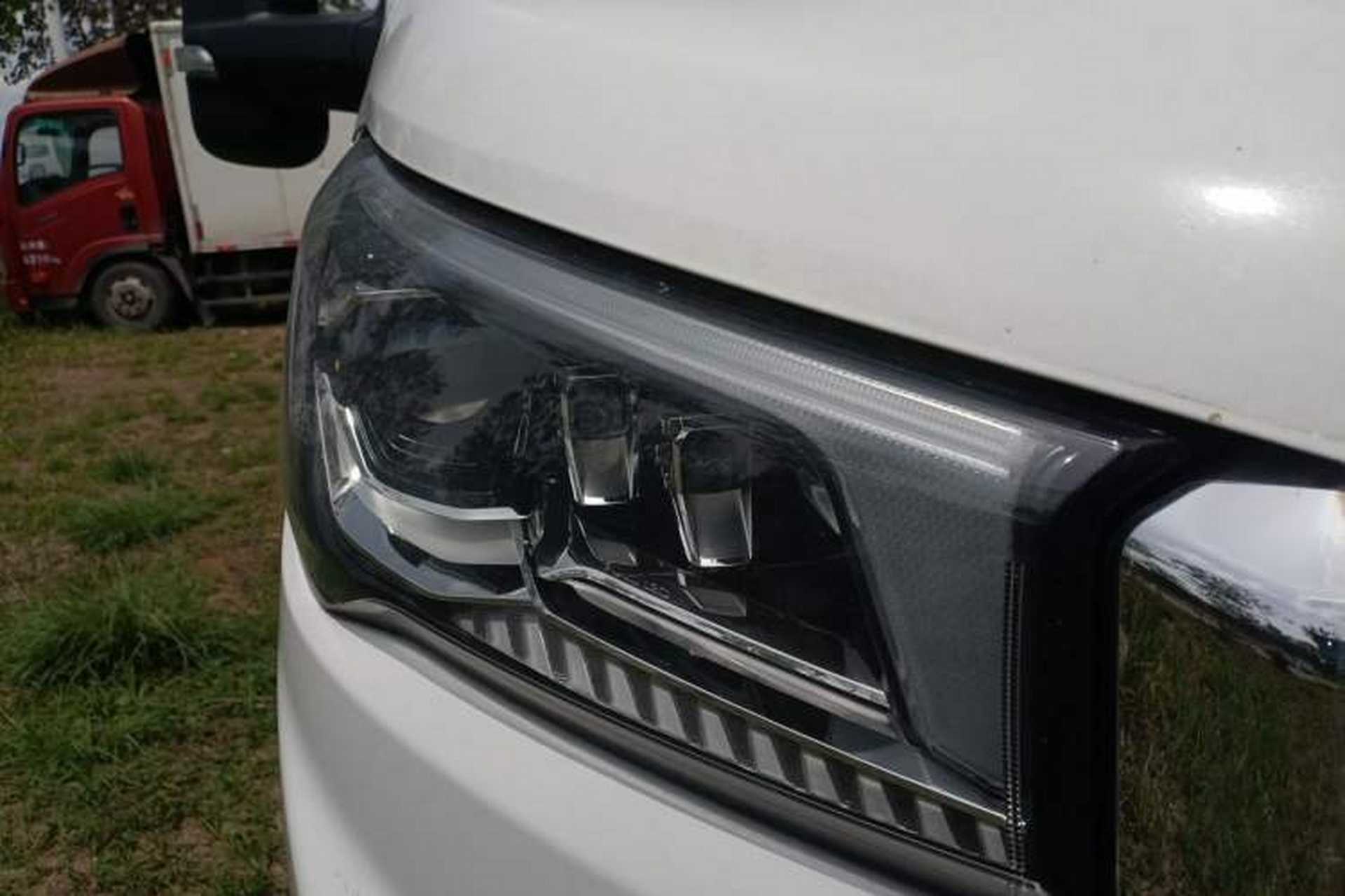 Used SAIC MAXUS V100 RV 2023 2.0T Life Home V100 Dual-Expansion Mountain Retreat Edition Right Front Headlight