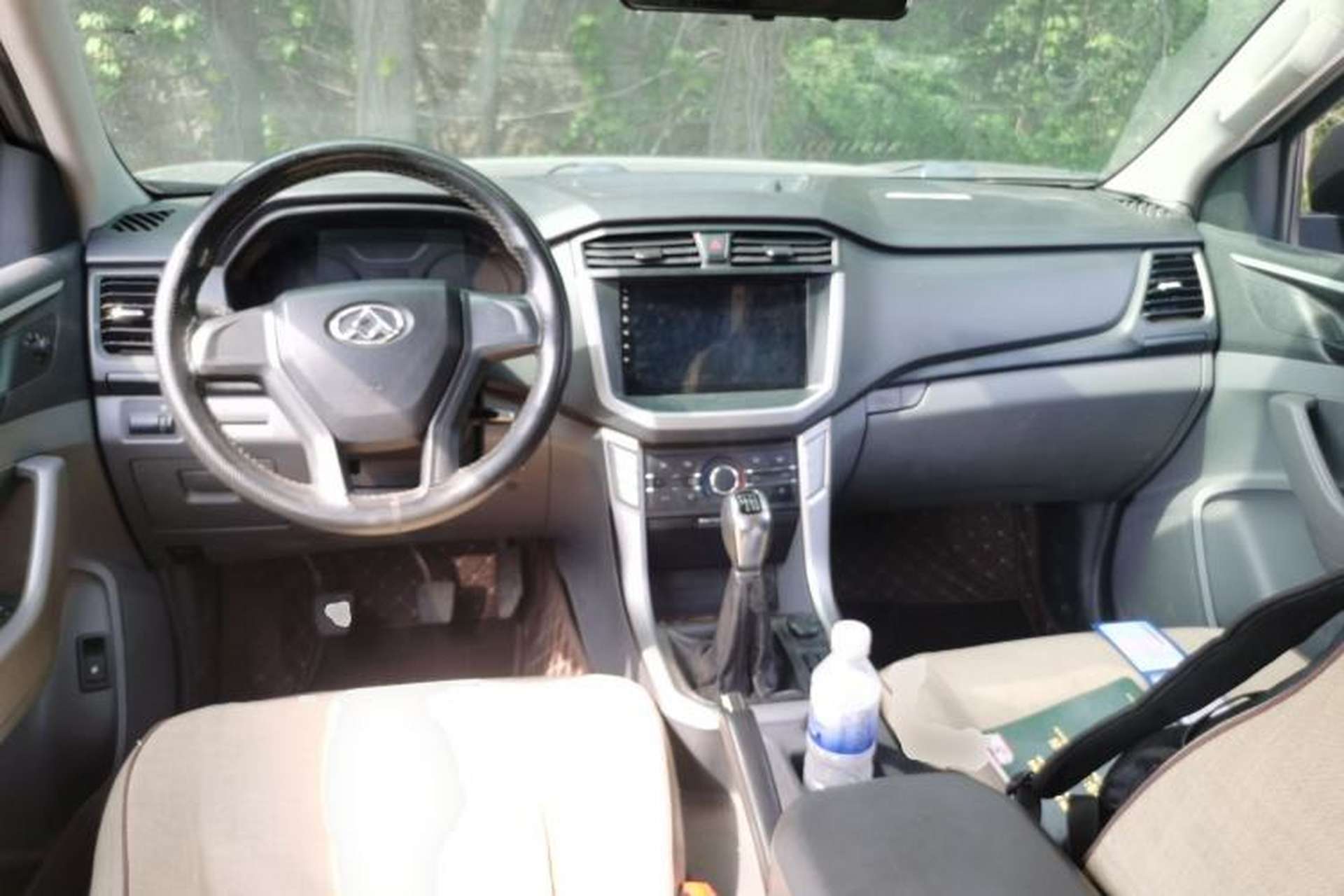 Used SAIC MAXUS T60 2017 2.8T Diesel Manual Two-Wheel Drive High-Ride Comfort Class Standard Cabin China V Emission Standard Center Console