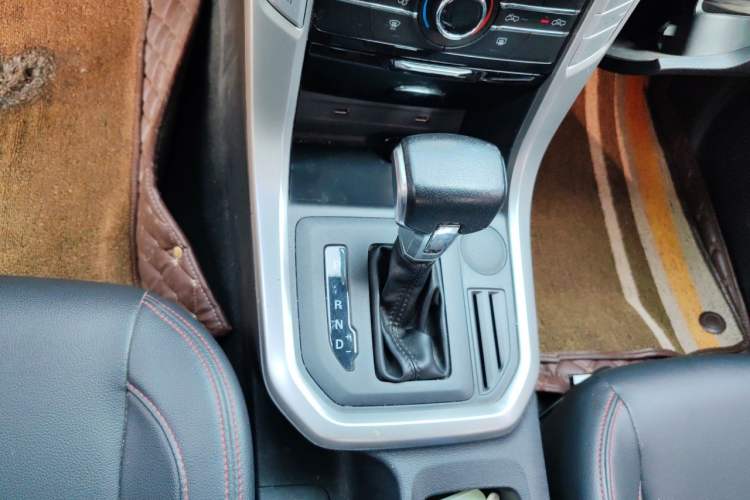 Used SAIC MAXUS T60 2017 2.0T Gasoline Automatic Two-Wheel Drive High-Ride Luxury Standard Cab Gear Lever
