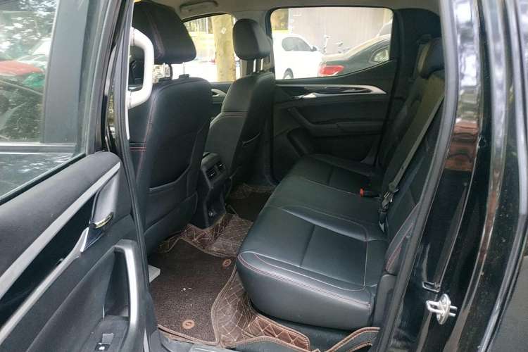 Used SAIC MAXUS T60 2017 2.0T Gasoline Automatic 4x4 High-Profile Luxury Standard Cab Left Rear Seat