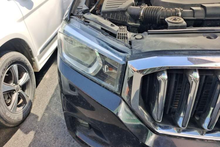 Used SAIC MAXUS T60 2017 2.0T Gasoline Automatic 4x4 High-Ride Elite Standard Cabin Right Front Headlight