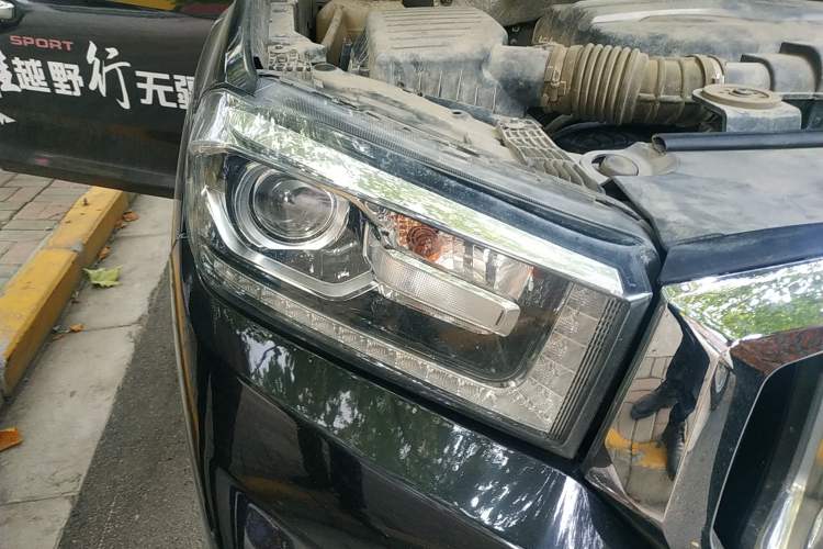 Used SAIC MAXUS T60 2017 2.0T Gasoline Automatic 4x4 High-Profile Luxury Standard Cab Right Front Headlight
