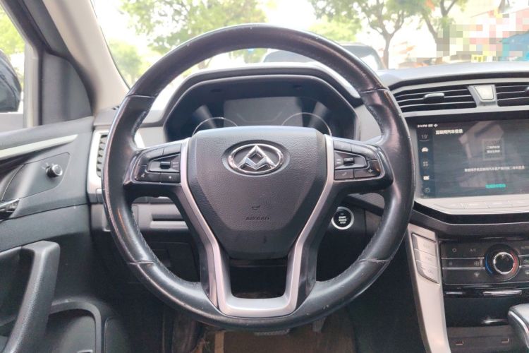 Used SAIC MAXUS T60 2017 2.0T Gasoline Automatic Two-Wheel Drive High-Ride Luxury Standard Cab Steering Wheel