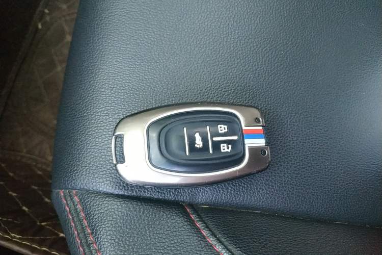 Used SAIC MAXUS T60 2017 2.0T Gasoline Automatic 4x4 High-Profile Luxury Standard Cab Vehicle Key