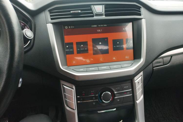 Used SAIC MAXUS T60 2017 2.4L Gasoline Manual Two-Wheel Drive High-Ride Elite Standard Van Audio And AC Panel