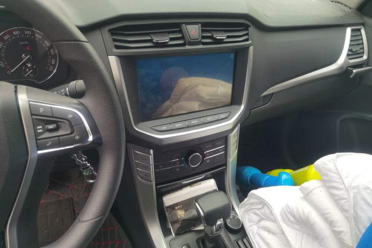 Used SAIC MAXUS T60 2017 2.0T Gasoline Automatic 4x4 High-Ride Elite Standard Cabin Audio And AC Panel
