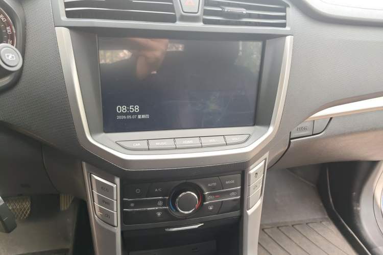 Used SAIC MAXUS T60 2017 2.0T Gasoline Automatic 4x4 High-Ride Elite Standard Cabin Audio And AC Panel