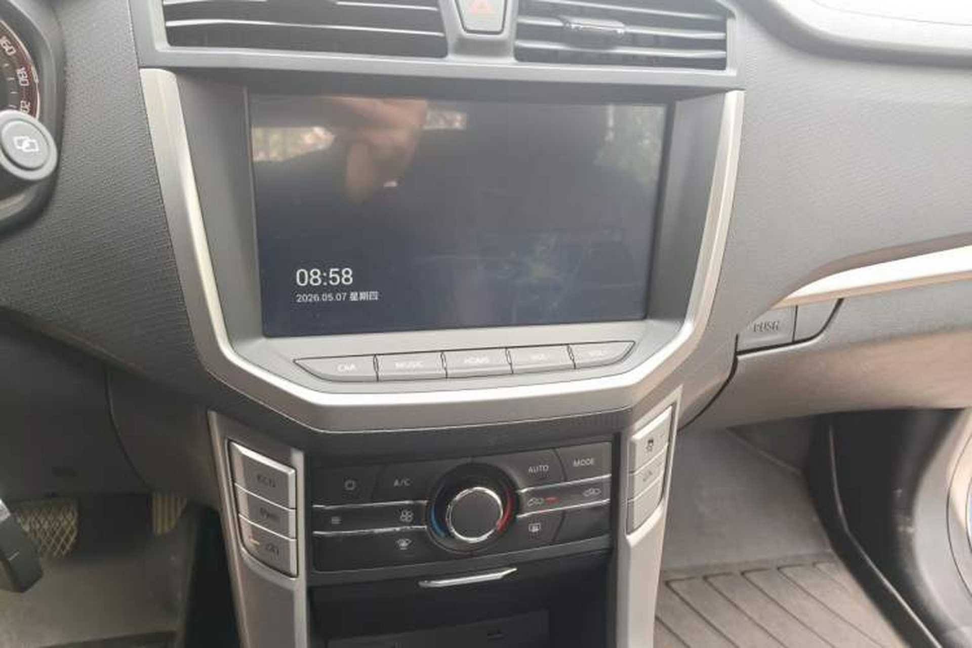 Used SAIC MAXUS T60 2017 2.0T Gasoline Automatic 4x4 High-Ride Elite Standard Cabin Audio And AC Panel