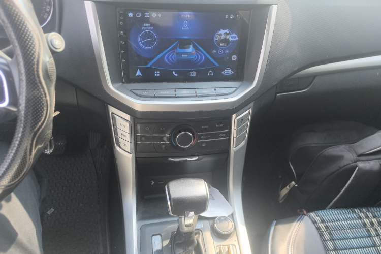 Used SAIC MAXUS T60 2017 2.0T Gasoline Automatic 4x4 High-Ride Elite Standard Cabin Audio And AC Panel