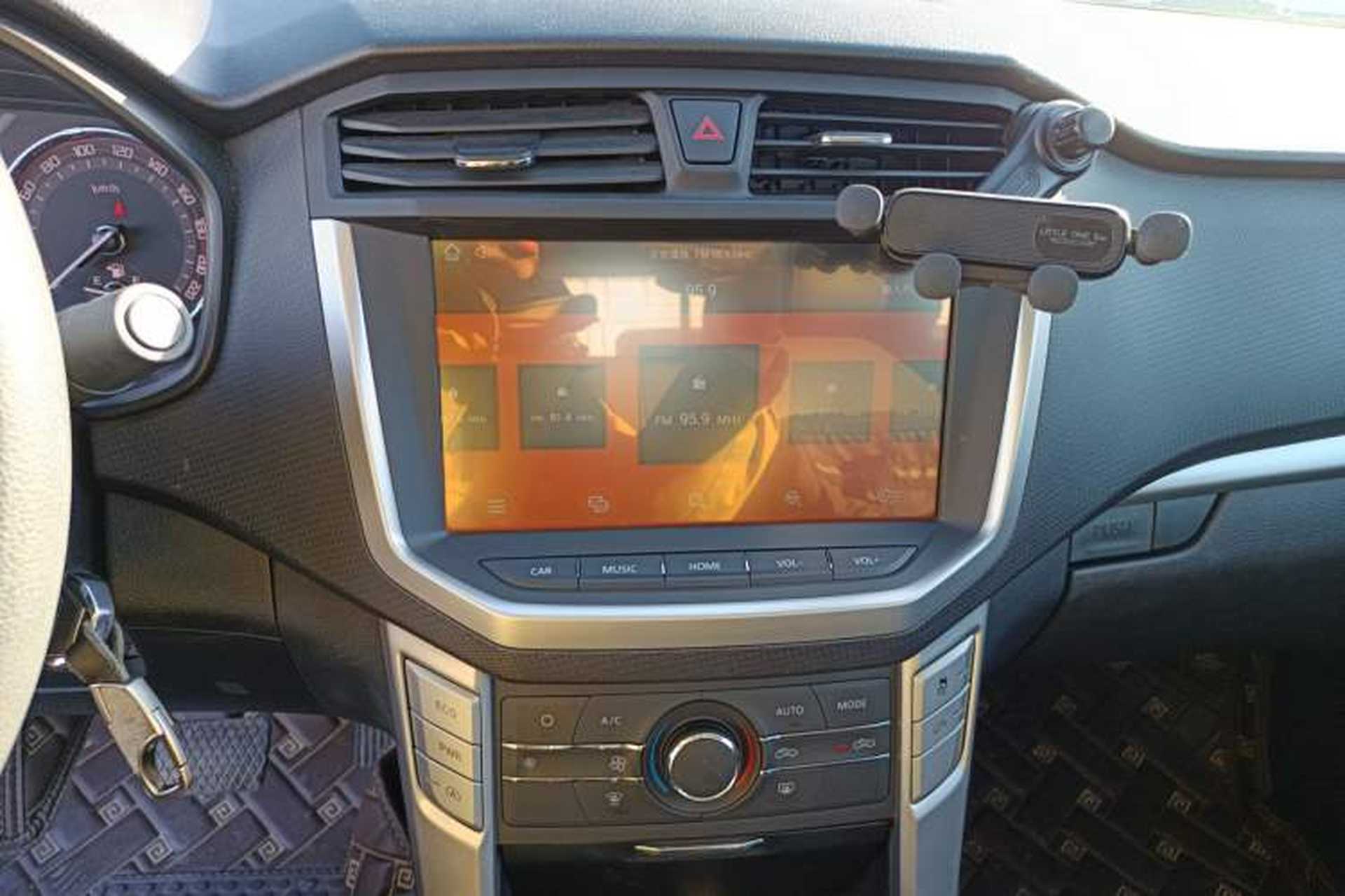 Used SAIC MAXUS T60 2017 2.0T Gasoline Automatic 4x4 High-Ride Elite Standard Cabin Audio And AC Panel