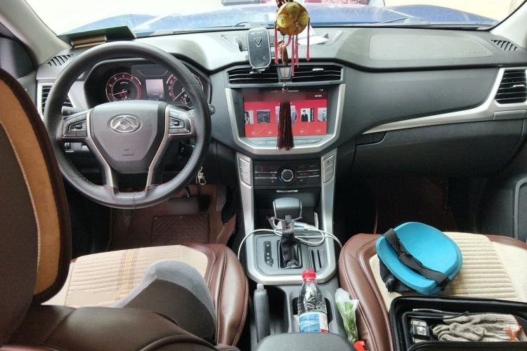 Used SAIC MAXUS T60 2017 2.0T Gasoline Automatic Two-Wheel Drive High-Ride Elite Standard Cabin Center Console