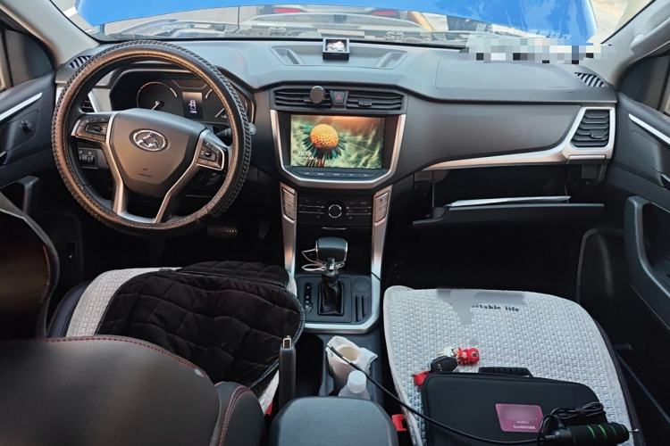 Used SAIC MAXUS T60 2017 2.0T Gasoline Automatic Two-Wheel Drive High-Ride Comfort-Grade Standard Cabin Center Console
