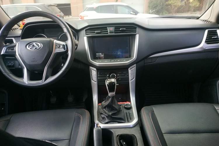 Used SAIC MAXUS T60 2017 2.8T Diesel Manual 4x4 High-Ride Elite Standard Cabin China V Emission Standard Center Console