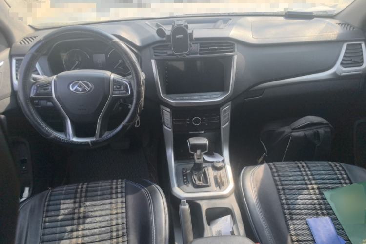 Used SAIC MAXUS T60 2017 2.0T Gasoline Automatic 4x4 High-Ride Elite Standard Cabin Center Console