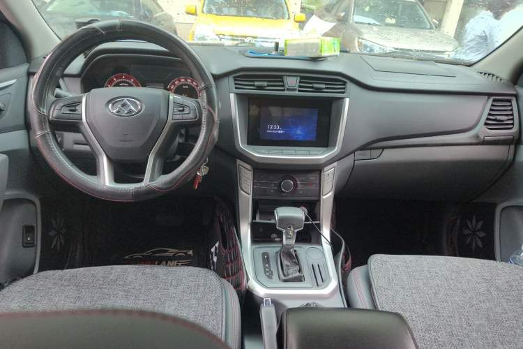 Used SAIC MAXUS T60 2017 2.0T Gasoline Automatic Two-Wheel Drive High-Ride Comfort-Grade Standard Cabin Center Console
