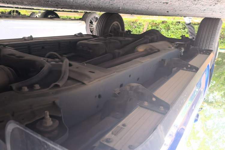 Used SAIC MAXUS T60 2017 2.4L Gasoline Manual Two-Wheel Drive High-Ride Elite Standard Van Chassis Front Right
