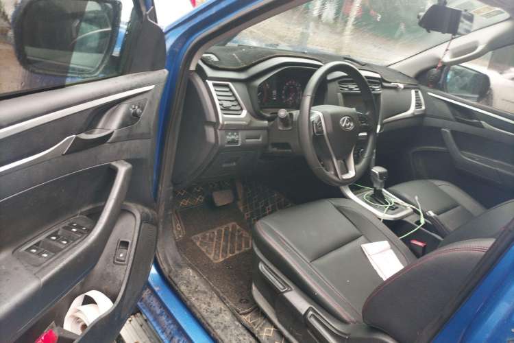 Used SAIC MAXUS T60 2017 2.0T Gasoline Automatic Two-Wheel Drive High-Ride Elite Standard Cabin Driver Seat