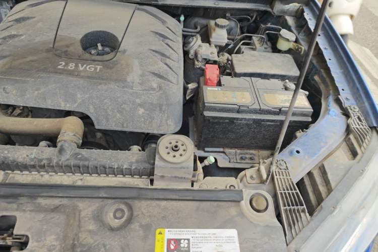 Used SAIC MAXUS T60 2017 2.8T Diesel Manual Two-Wheel Drive High-Ride Elite Long-Body Emission Standard V Engine Bay Left